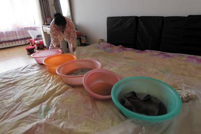 安乡楼上漏水，住户失联，小区没物管，业主维权难！律师来支招……